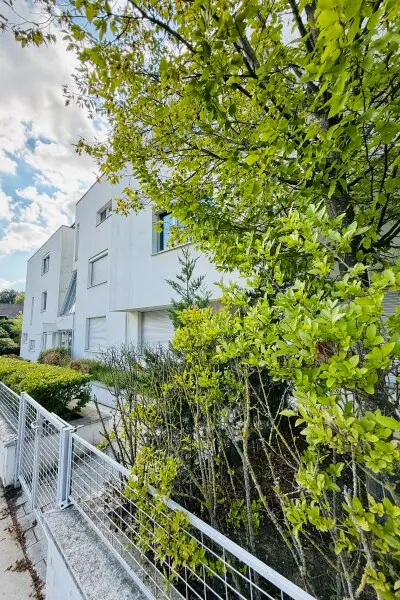 Geräumige 4 Zimmer DG-Wohnung ohne Schrägen, inkl. Terrasse und Garagenplatz