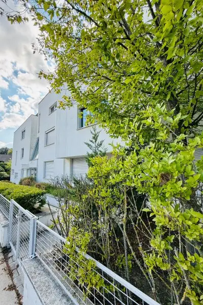 Geräumige 4 Zimmer DG-Wohnung ohne Schrägen, inkl. Terrasse und Garagenplatz