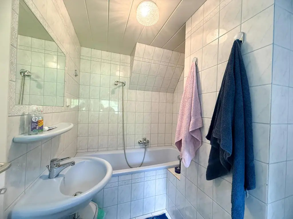 *** Charmantes Landhaus, 154m², Teilsaniert mit großem Gartenanteil und viel Potenzial ***