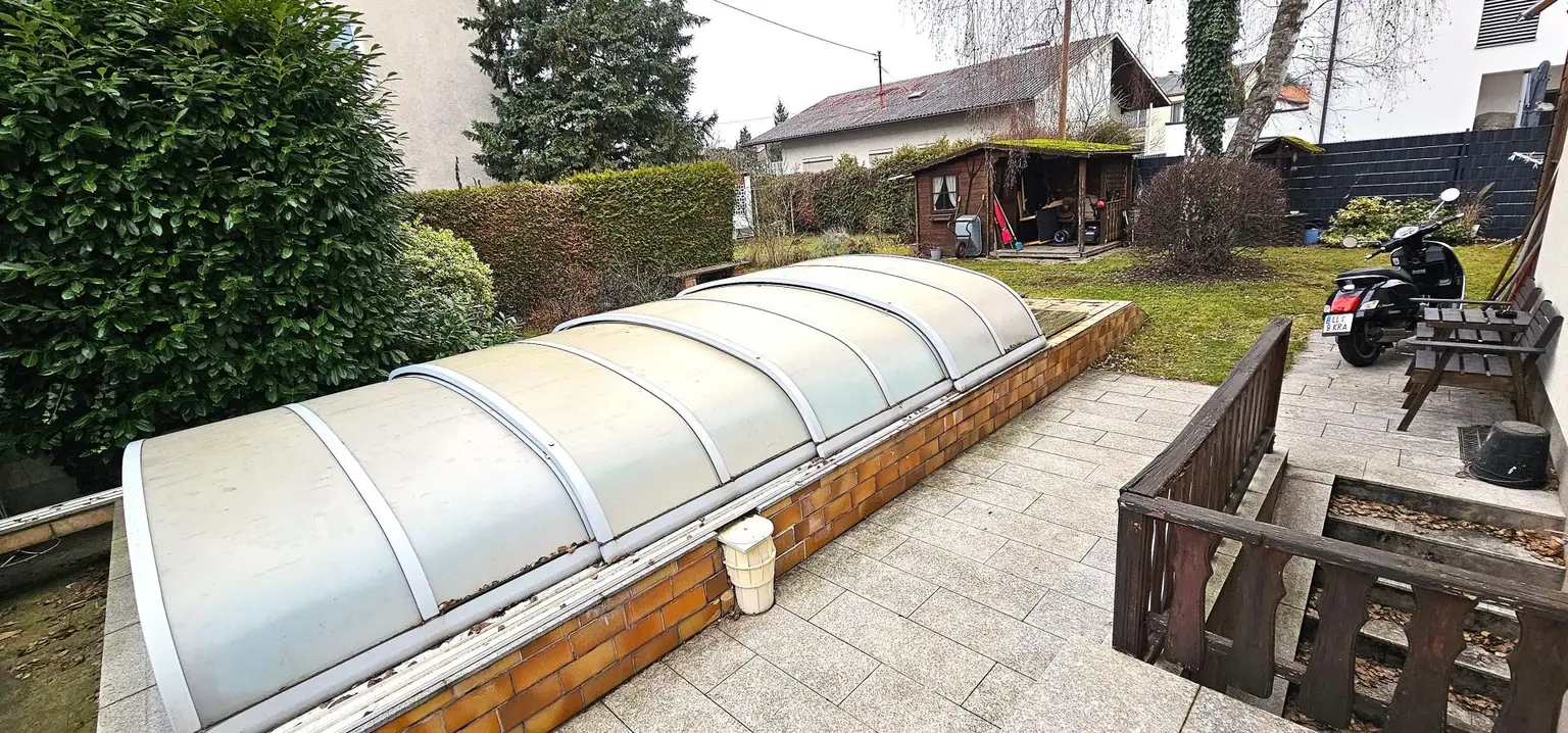 Pool mit Gartenhütte