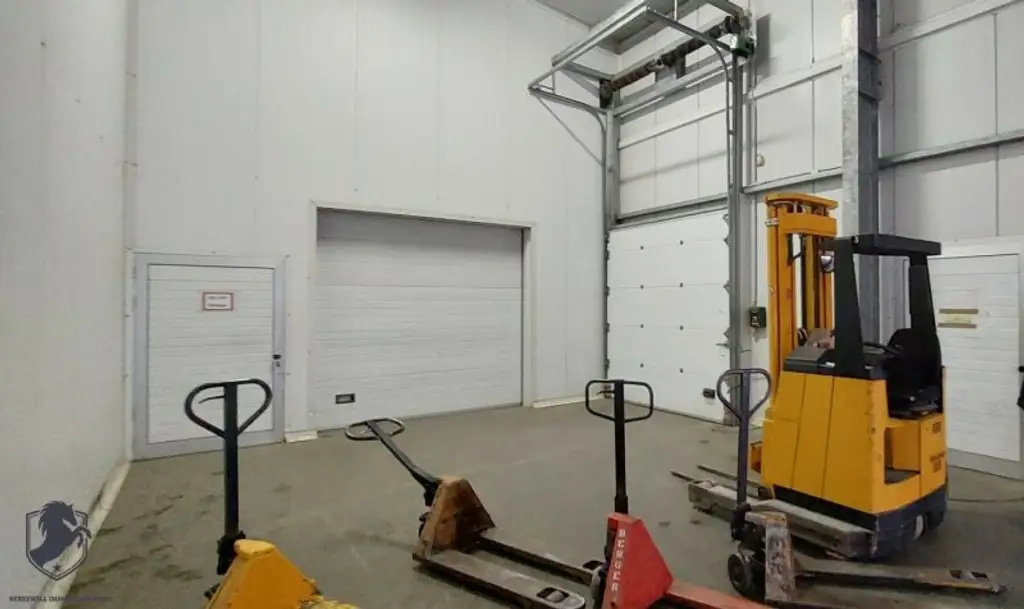 Lagerhalle mit 200 m² zu vermieten.