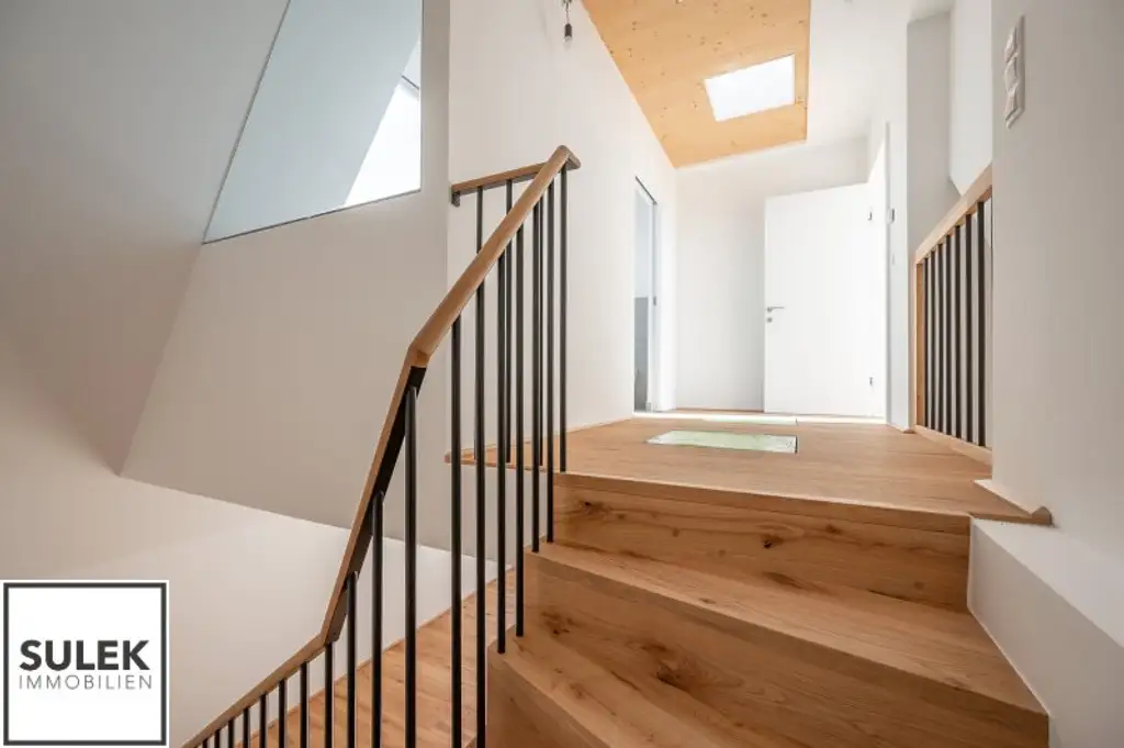 Erstbezug mit weitläufigem & lichtdurchfluteten Wohnbereich, sowie 2 hofseitigen Freiflächen
