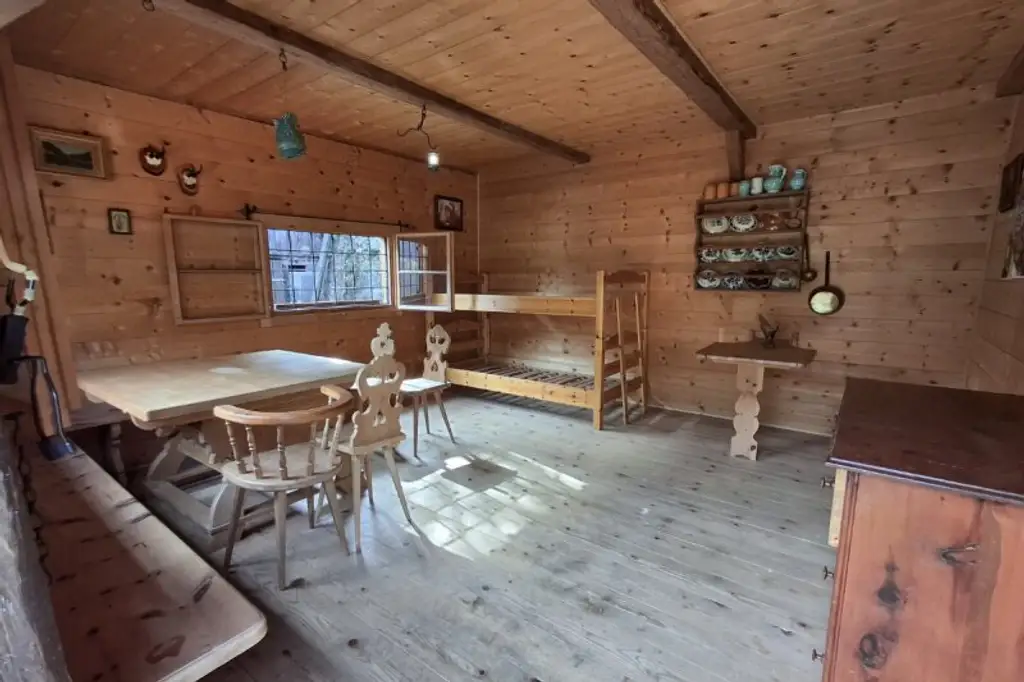 Einzigartig: Hütte und Badeplatz direkt am Hallstättersee.