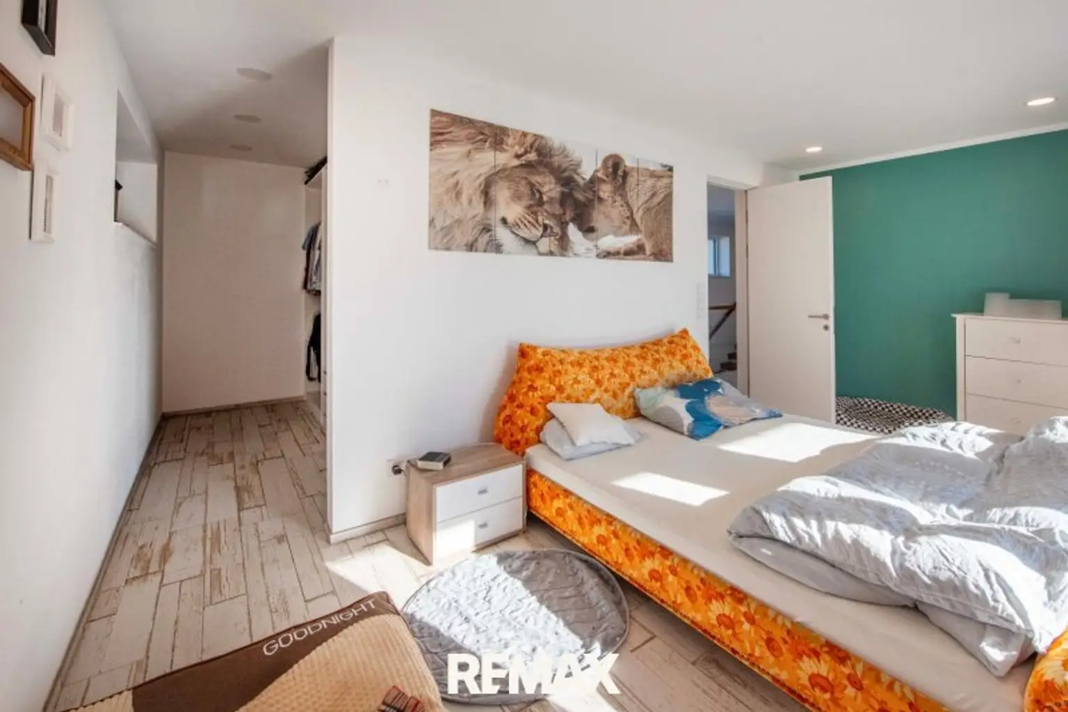 Schlafzimmer mit Schrankraum