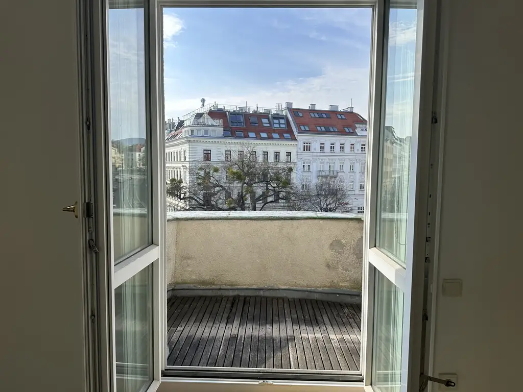 Wiener Klassik: Sanierungsbedürftige Wohnung mit Balkon