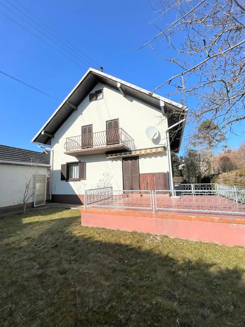 HÜBSCHES WOHNHAUS MIT NEBENGEBÄUDEN