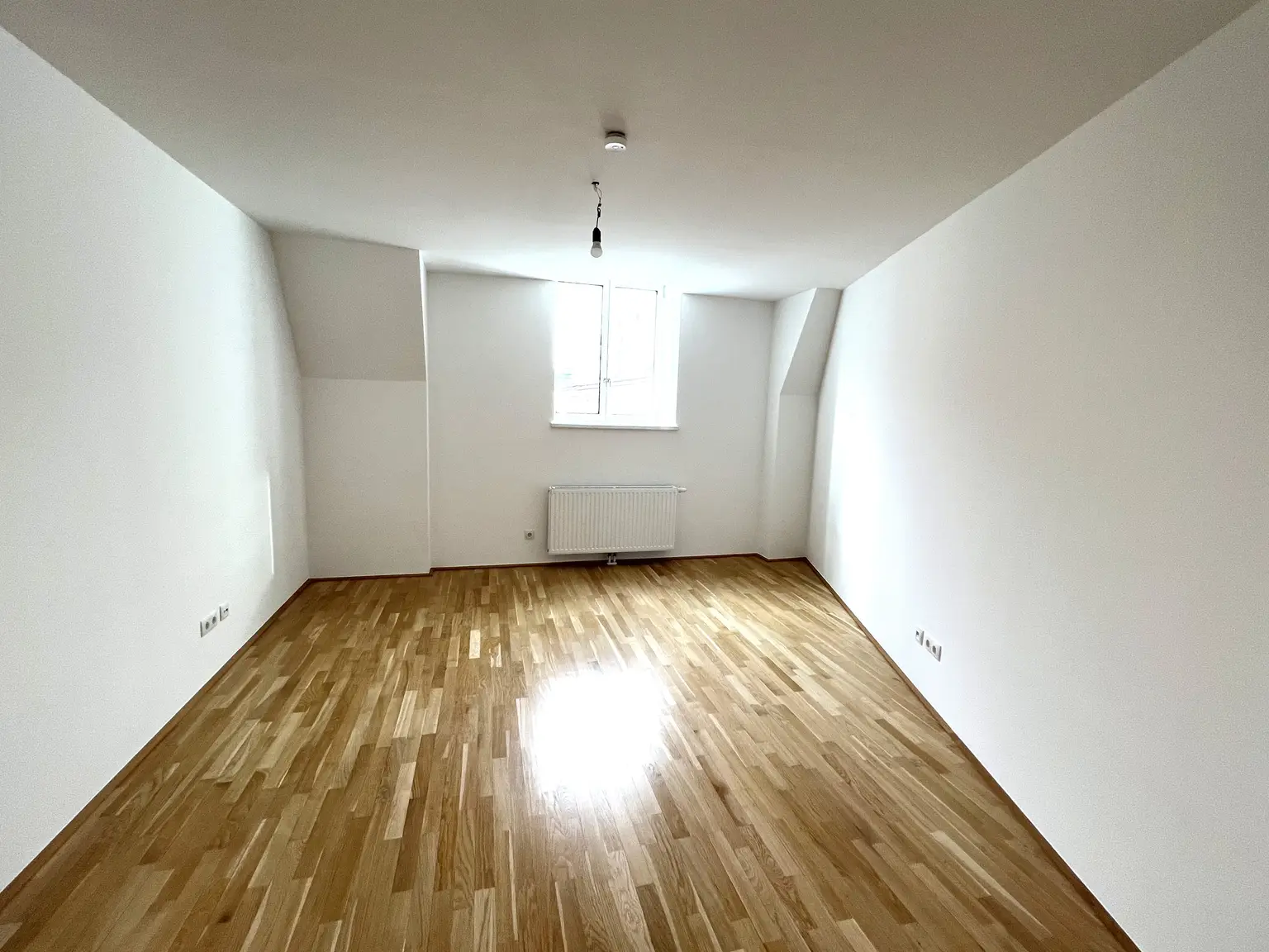 Top-Lage beim Stephansplatz: Moderne, klimatisierte Dachgeschoßwohnung im stilvollen Haus