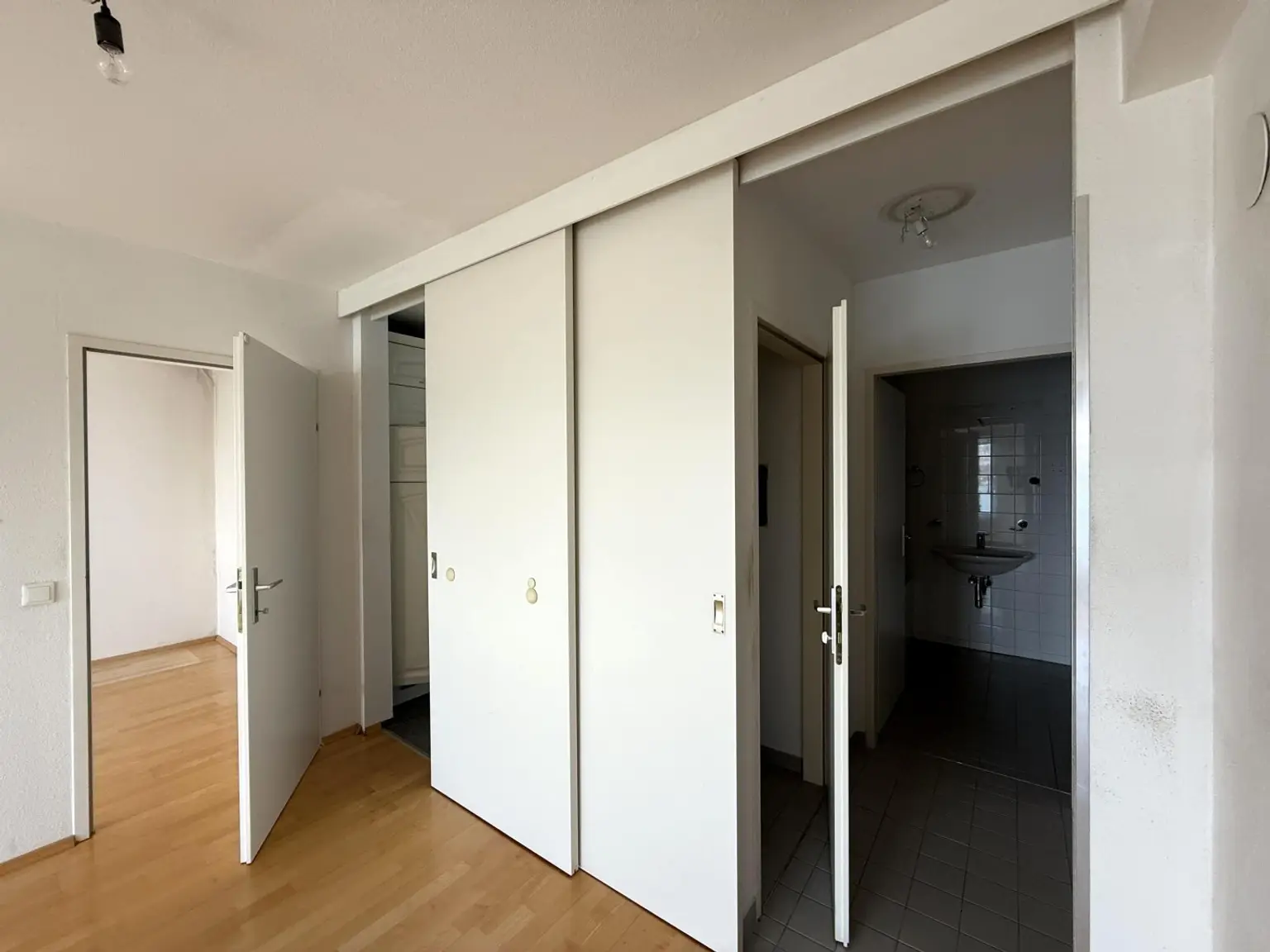 Eine helle, renovierungsbedürftige 3-Zimmer Wohnung // A bright 3-room apartment in need of renovation //