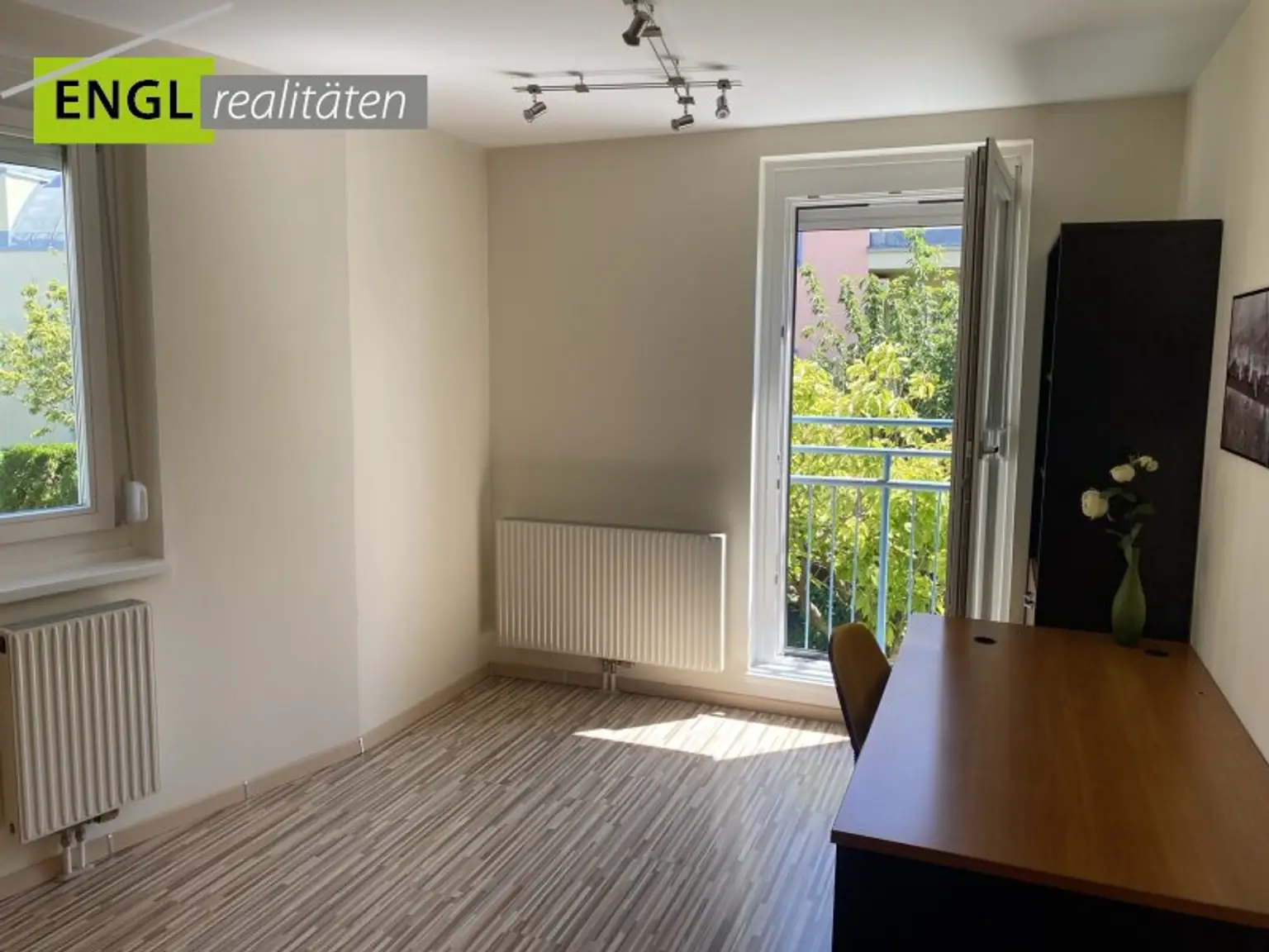 SOFORT VERFÜGBAR - AUFSPERREN und EINZIEHEN -voll möbliert - extrem gepflegt helle 3 Zimmerwohnung mit Gartenbenützung