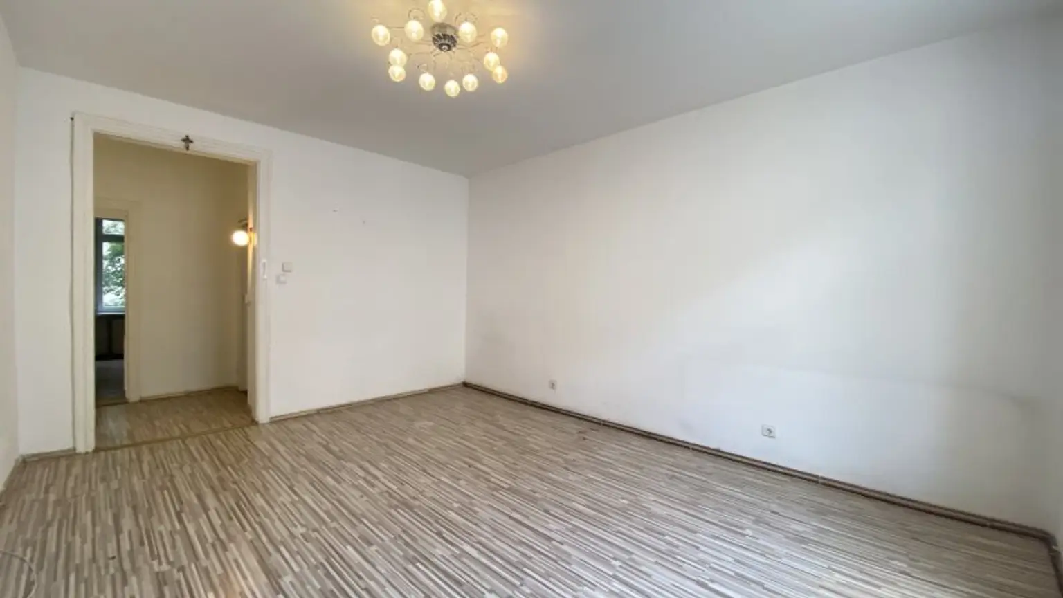 2 -Zimmer-Altbauwohnung - Sanierungsbedürftig