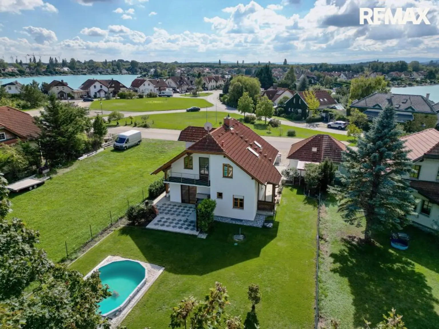 Seenahe Lage mit Badeplatz – Einfamilienhaus am Schloßsee (2. Reihe) inkl. Seezugang, ca. 125 m² Wfl.