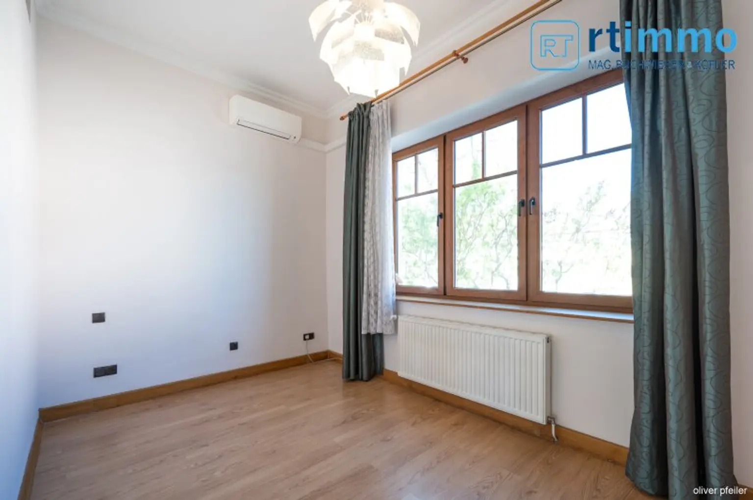 IHR FAMILIENDOMIZIL: KLIMATISIERTE GERÄUMIGE STADTVILLA MIT SCHÖNEM GARTEN, NEBENGEBÄUDEN UND SPIELPLATZ