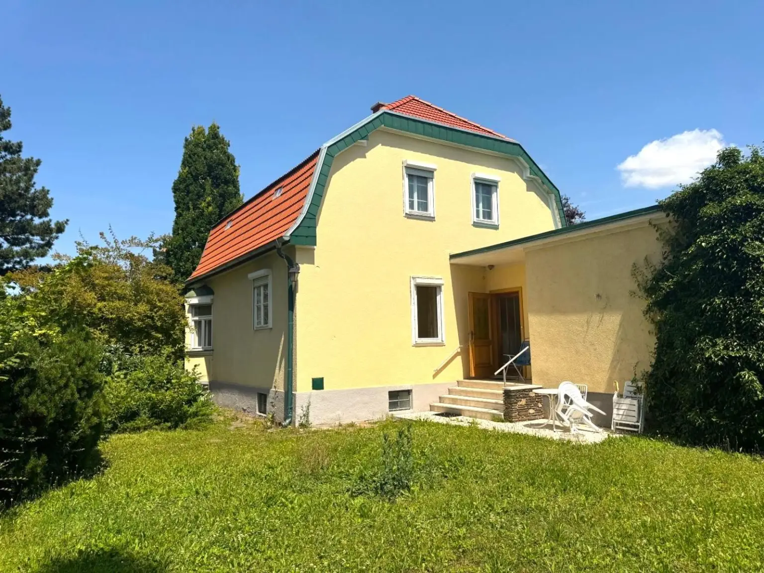"Einfamilienhaus mit 2535m² großem Grundstück!"