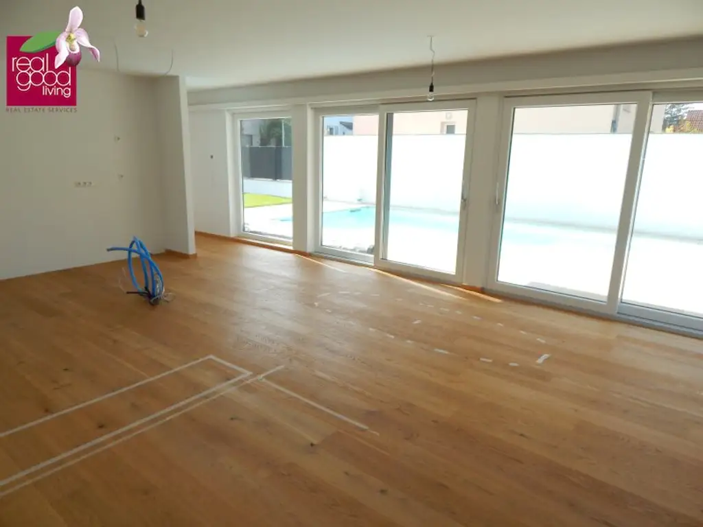 Villa mit Pool, voll unterkellert – mit Top-Ausstattung