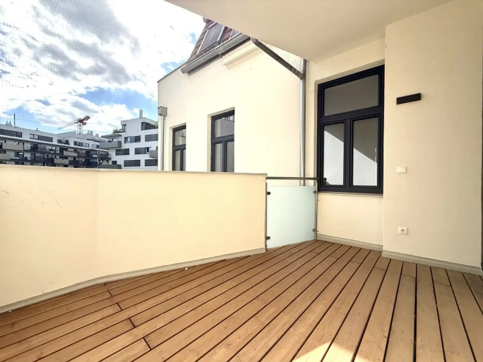 Großzügige vollsanierte Altbauwohnung mit Loggia I Belvedere & Schweizergarten Nähe I Barrierefreier Zugang mit Lift I Fischgrätparkett & Fußbodenheizung I perfekte öffentliche Anbindung