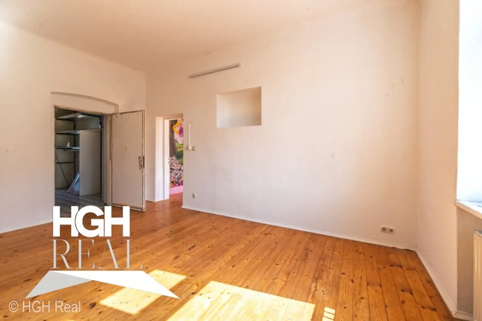 2325 Himberg Großes Grundstück mit heller beheizter HALLE, Außenfläche und bestandsfreiem Mehrparteienhaus mitten in Himberg
