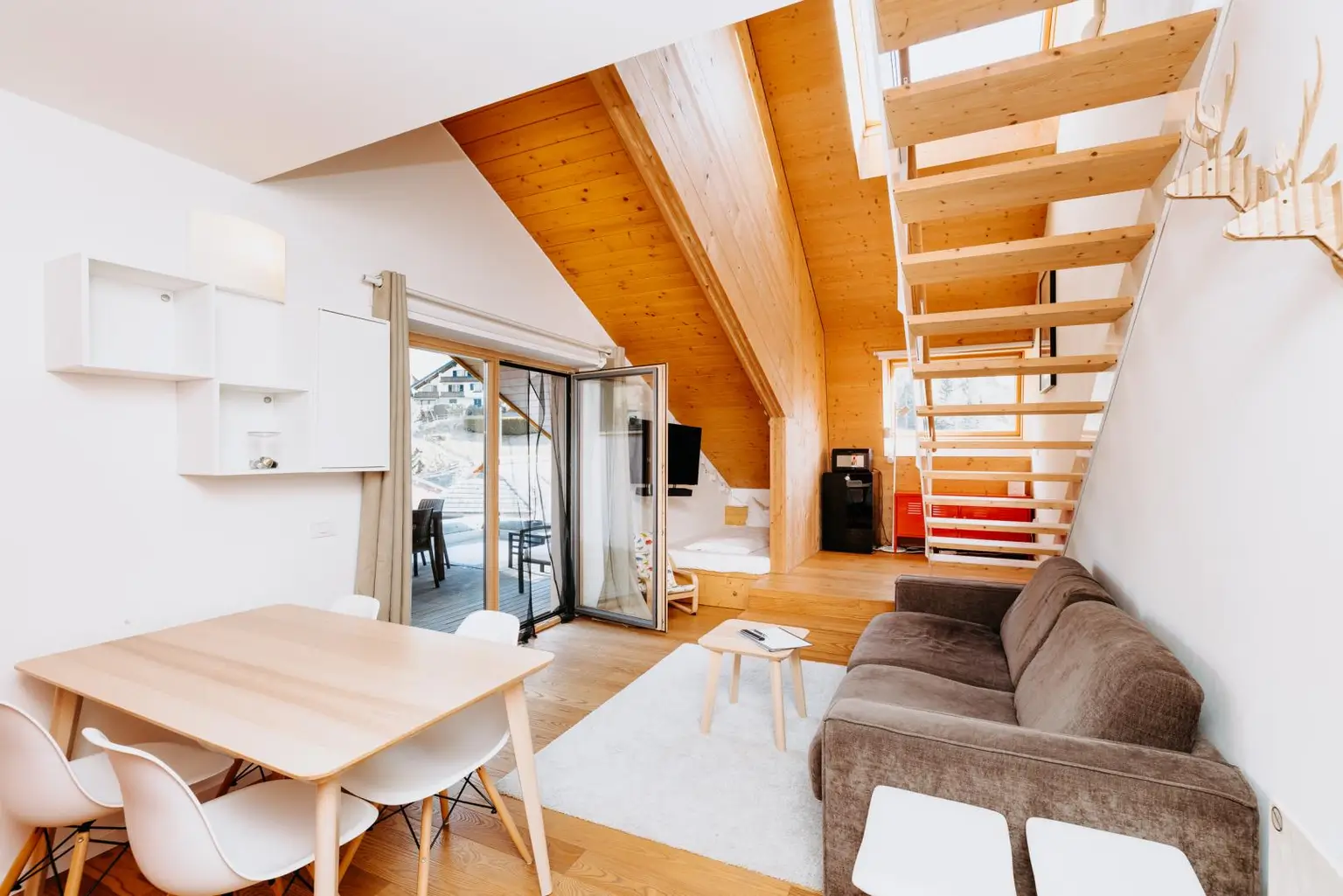 Großzügiger Wohnbereich mit Schlafnische