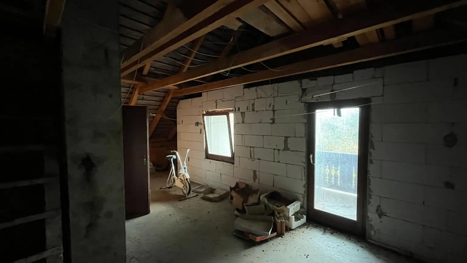 Haus in ruhiger Lage mit Erweiterungsmöglichkeit und großem Nebengebäude!