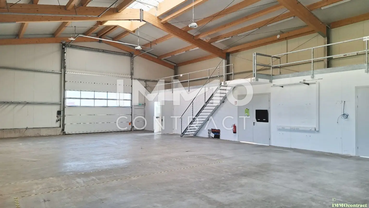 Modernes Betriebsgebäude mit Büro, Freiflächen und Parkplatz - Nähe Haag - Gewerbegebiet - beheizt