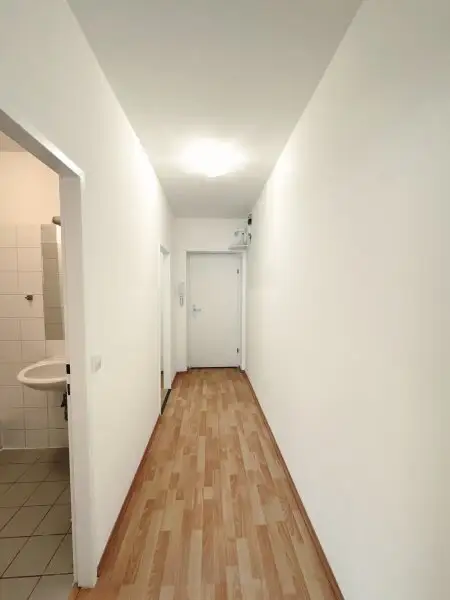 NEU! Preisgünstige 1-Zimmerwohnung mit Loggia nahe Wien zu vermieten! Tiefgaragenstellplätze verfügbar!