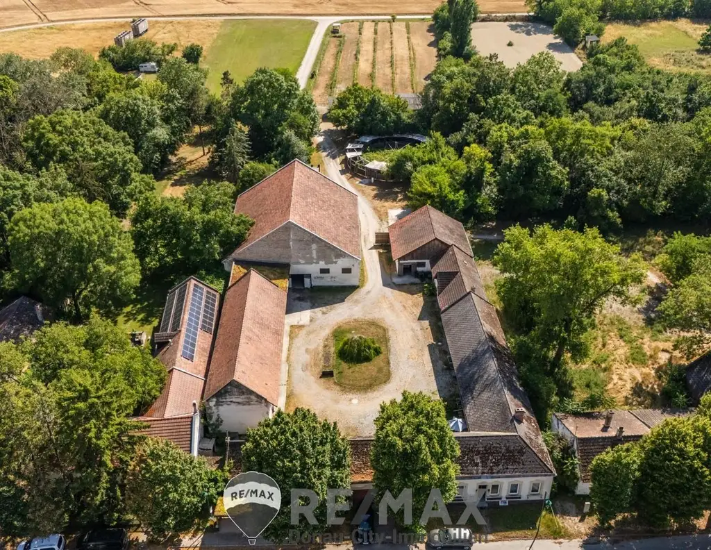 "Großzügiges Grundstück mit Pferdehof und sanierungsbedürftigem Haus - nur Minuten von Wien entfernt"