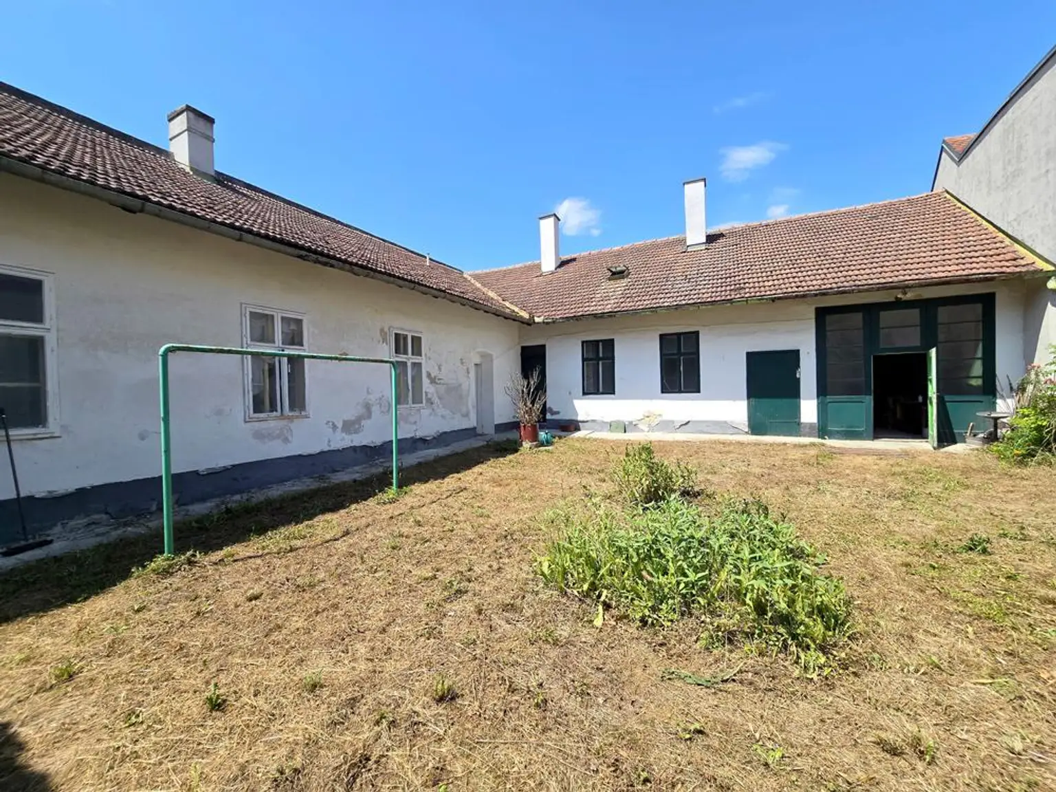 Blick auf beide Althäuser