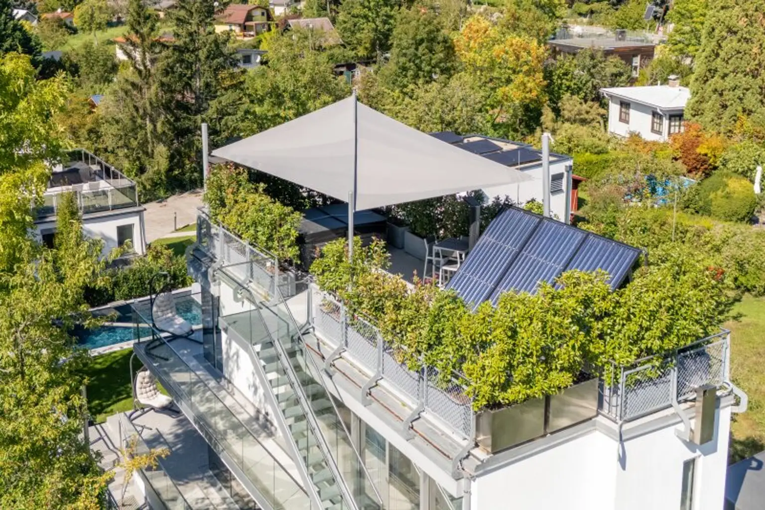 Exklusives Weinberg-Refugium: unverbaubarer Panoramablick in absoluter Ruhelage I hightech Pool I Dachterrasse mit Whirlpool I Erdwärme, Solarpaneele, Fußbodenheizung, Kühldecke