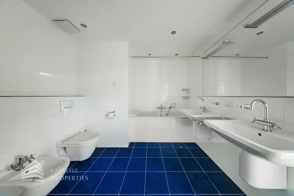 Wunderschöne 5 - Zimmer Wohnung mit Terrasse und Garten