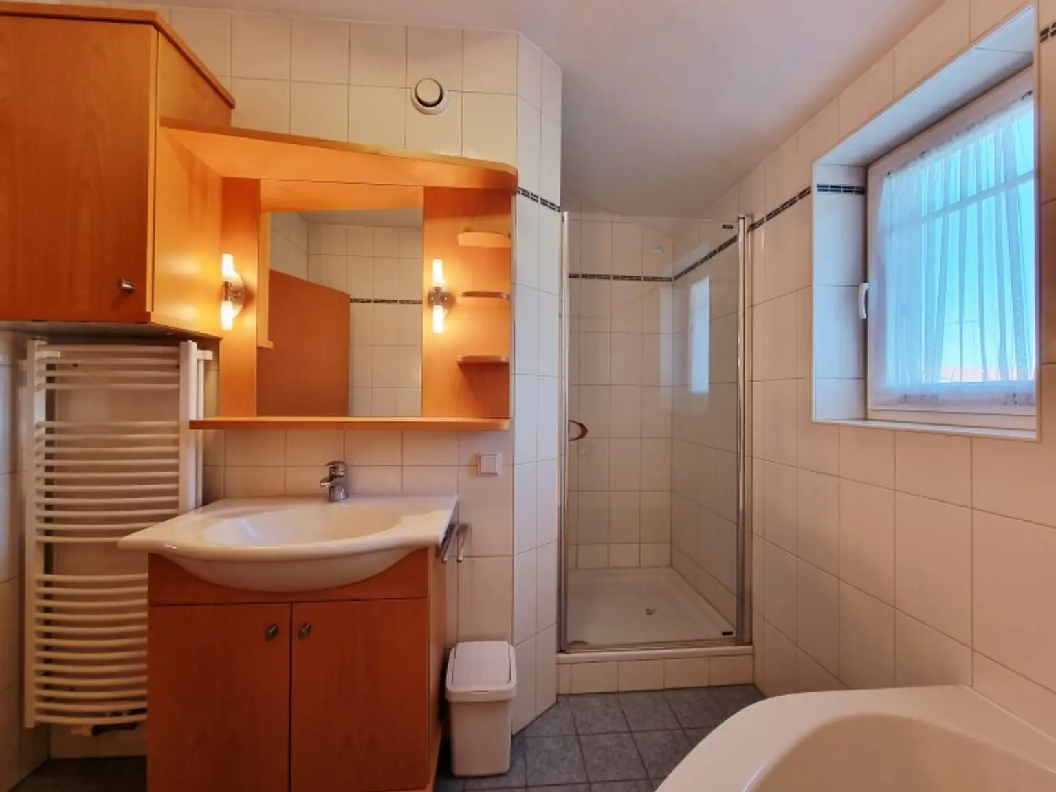 Naturnahes Wohnen mit exklusivem Extra: Schwimmteich in der Anlage