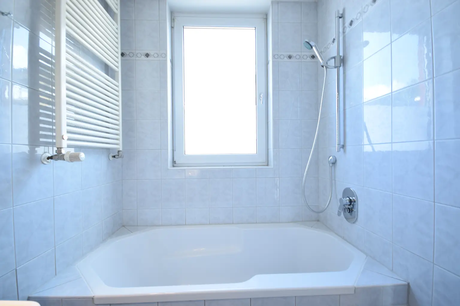 "ITZLING - Sonnige Wohnung mit Balkon und TG-Stellplatz"