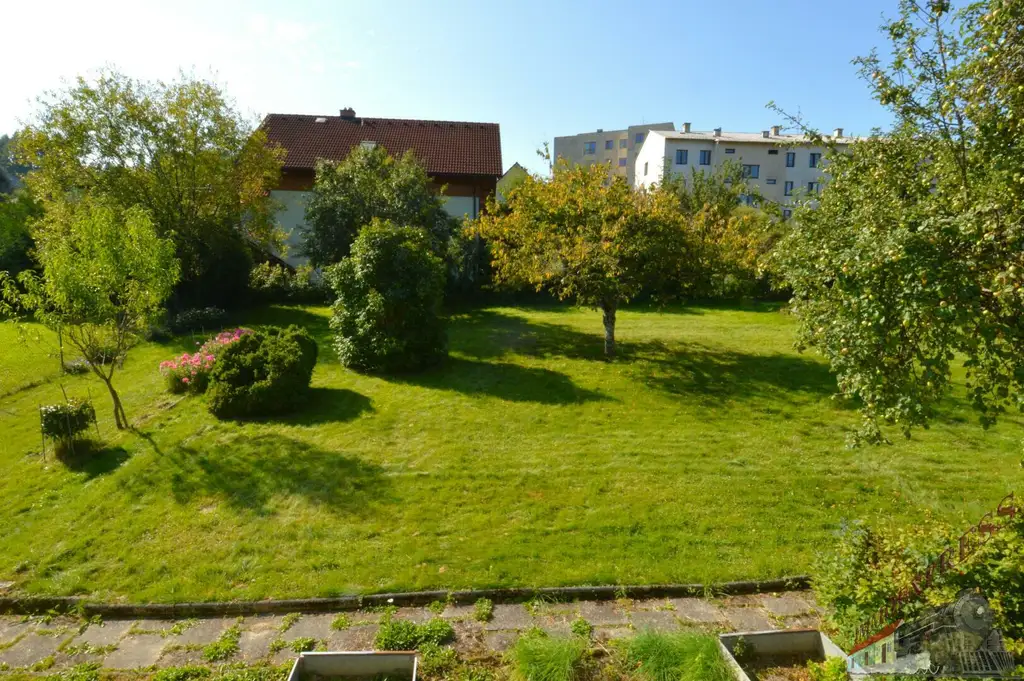 Einfamilienhaus mit Gäste-/Sommerhaus und 2 Garagen - Fernblick