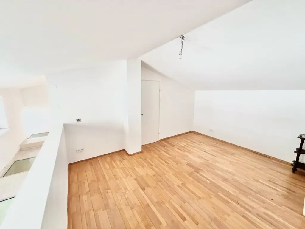 Maisonette-Traum auf zwei Ebenen – Terrasse, Galerie, Tiefgarage & perfekte Anbindung I Fernwärme  !