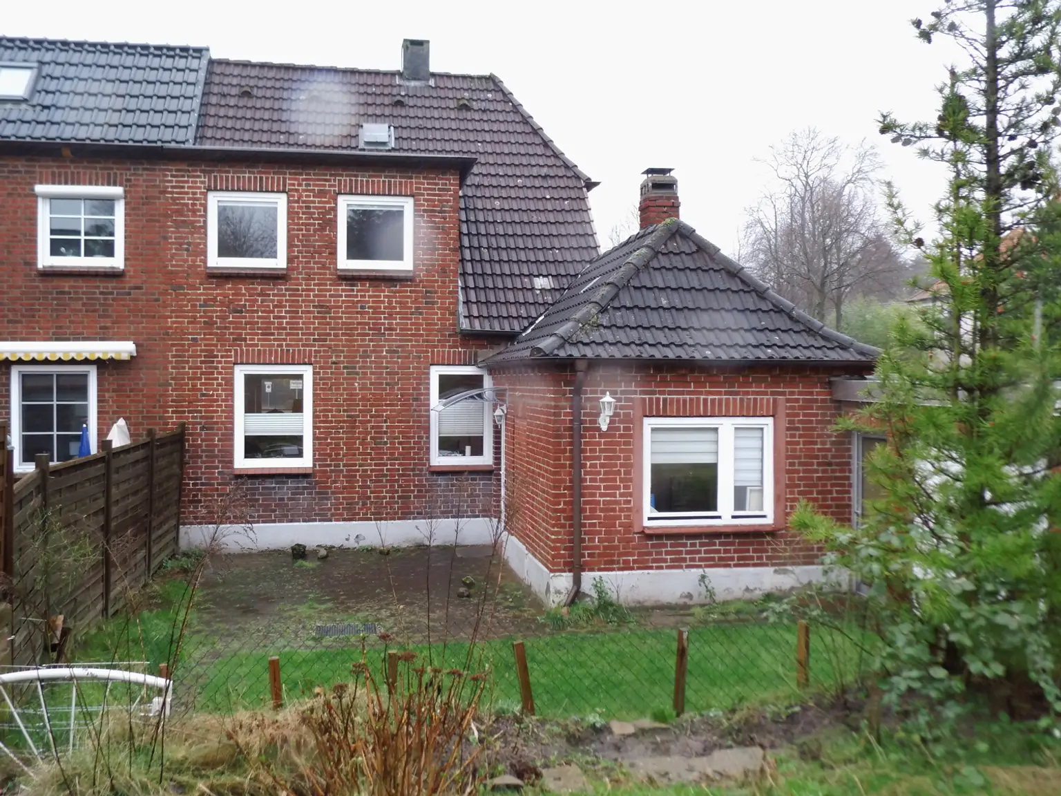 Gartenseite mit Terrasse