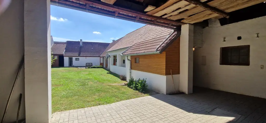 OPEN HOUSE! Charaktervolles altes Bauernhaus mit großzügigem Nebengebäude