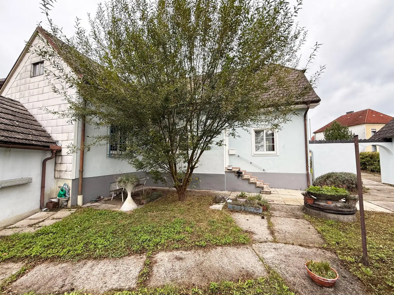 Bürgerliches Einfamilienhaus mit viel Platz, liebenswerten Garten und tollem Ausblick!