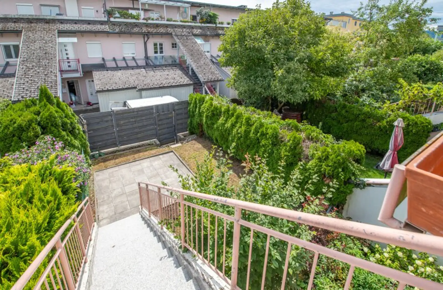 *** Wohnen in Waidmannsdorf *** Großzügige Vierzimmermaisonettewohnung mit Vorgarten & 3 Terrassen