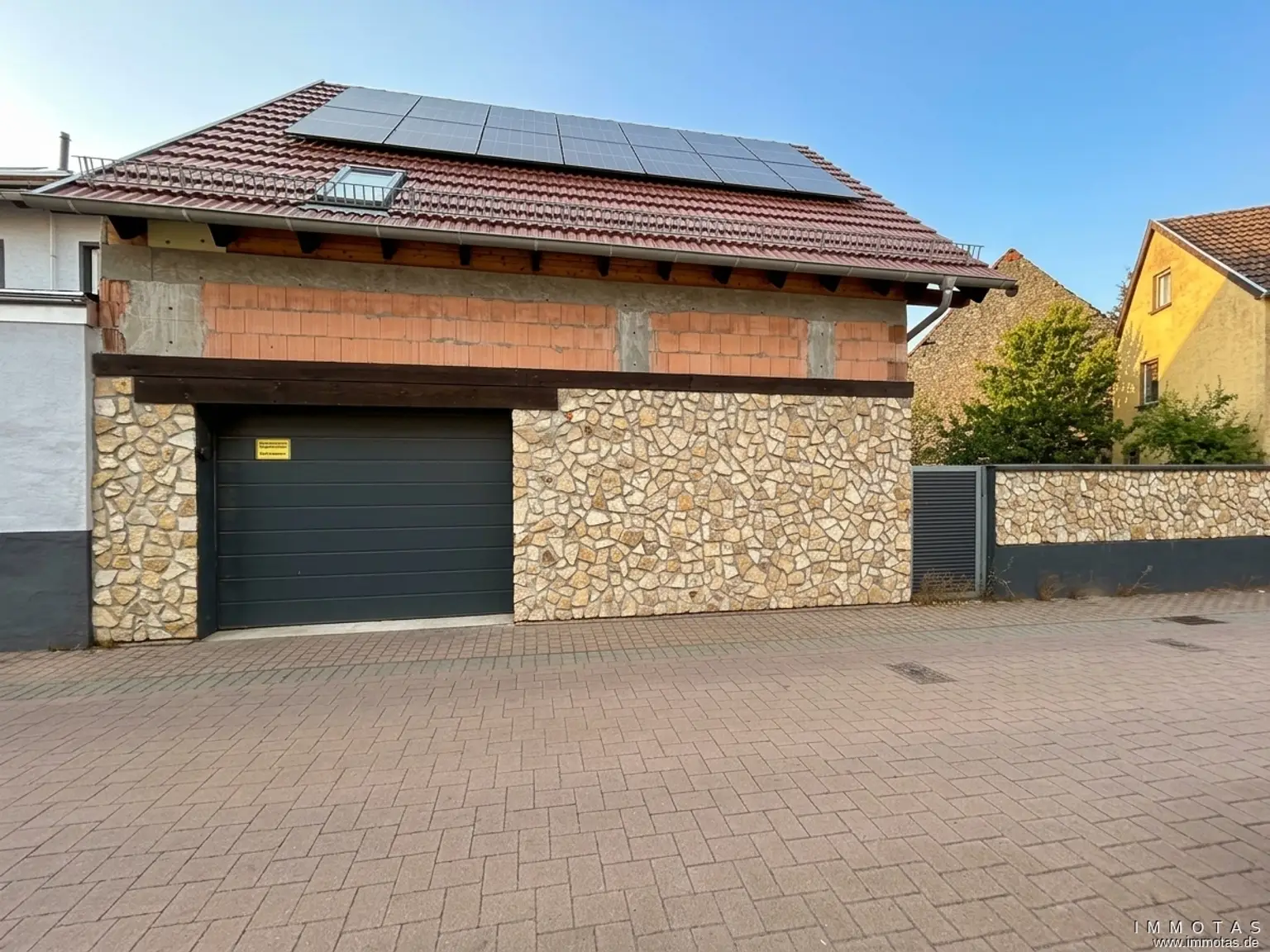 Nebengebäude mit Garage - KI-generiert