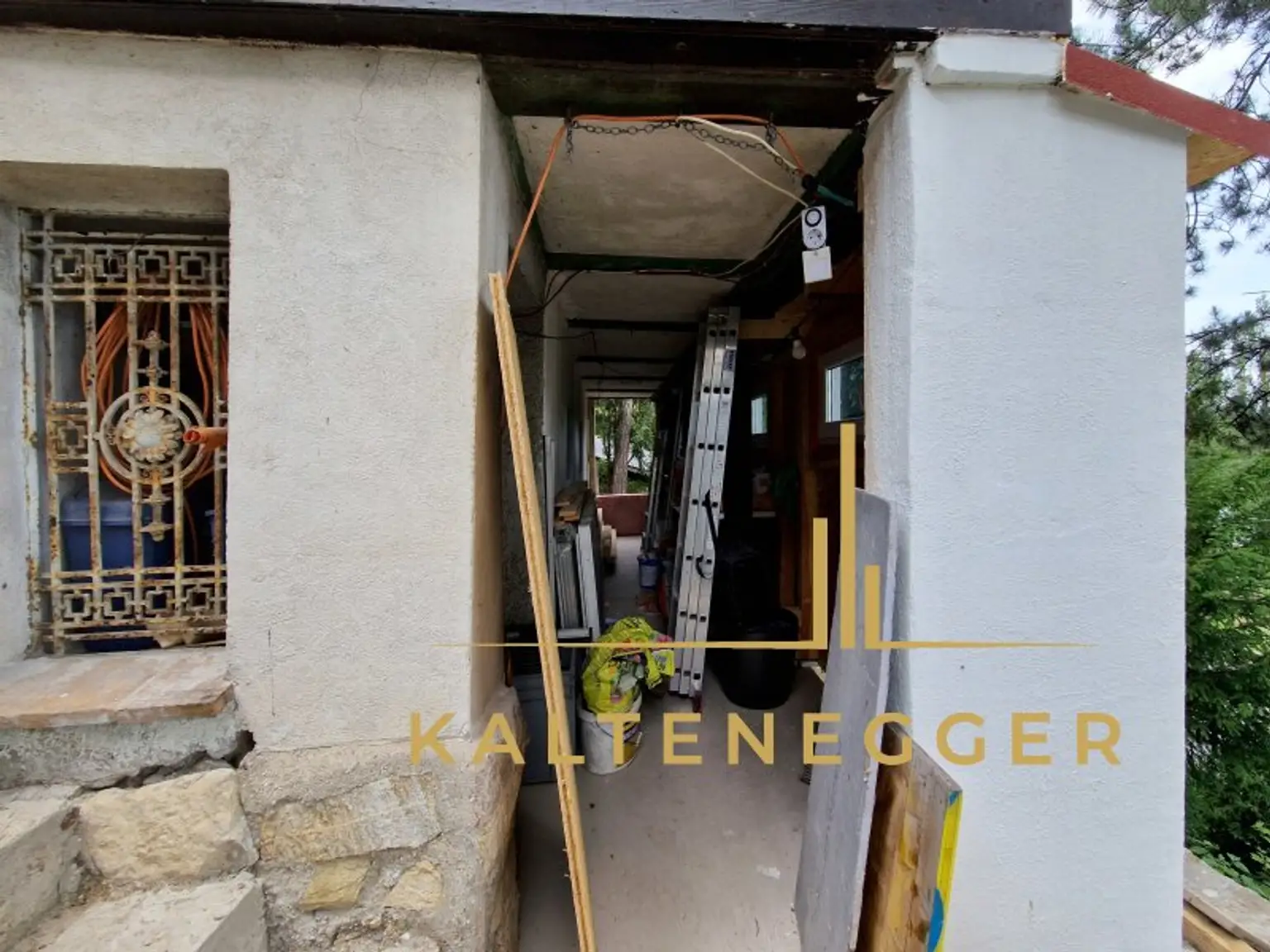 zusätzlicher Stauraum unter dem Haus, innen links Kellerbereich