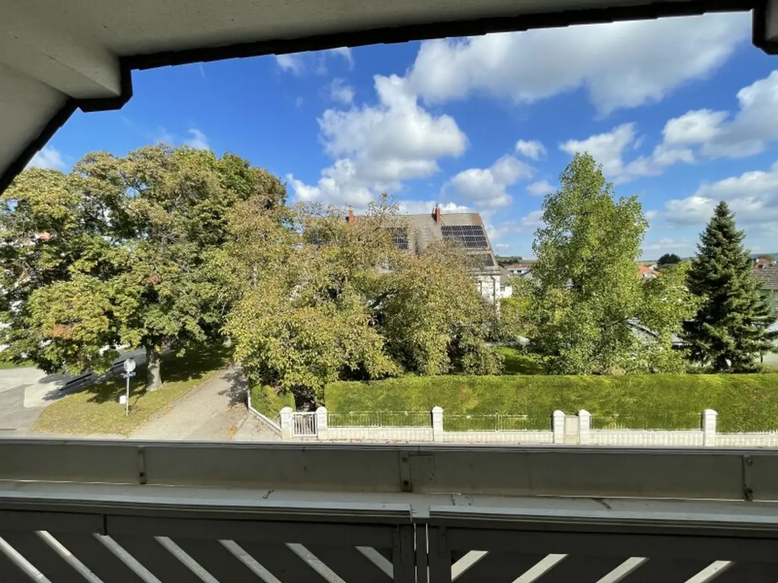 SEHR GEPFLEGTES EINFAMILIEN-HAUS MIT SCHÖNEM GARTEN -- LOGGIA/GARAGE -- RUHELAGE!