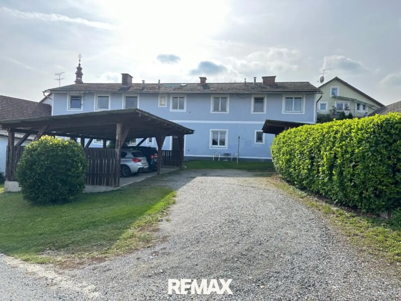 Hinteransicht mit Carport