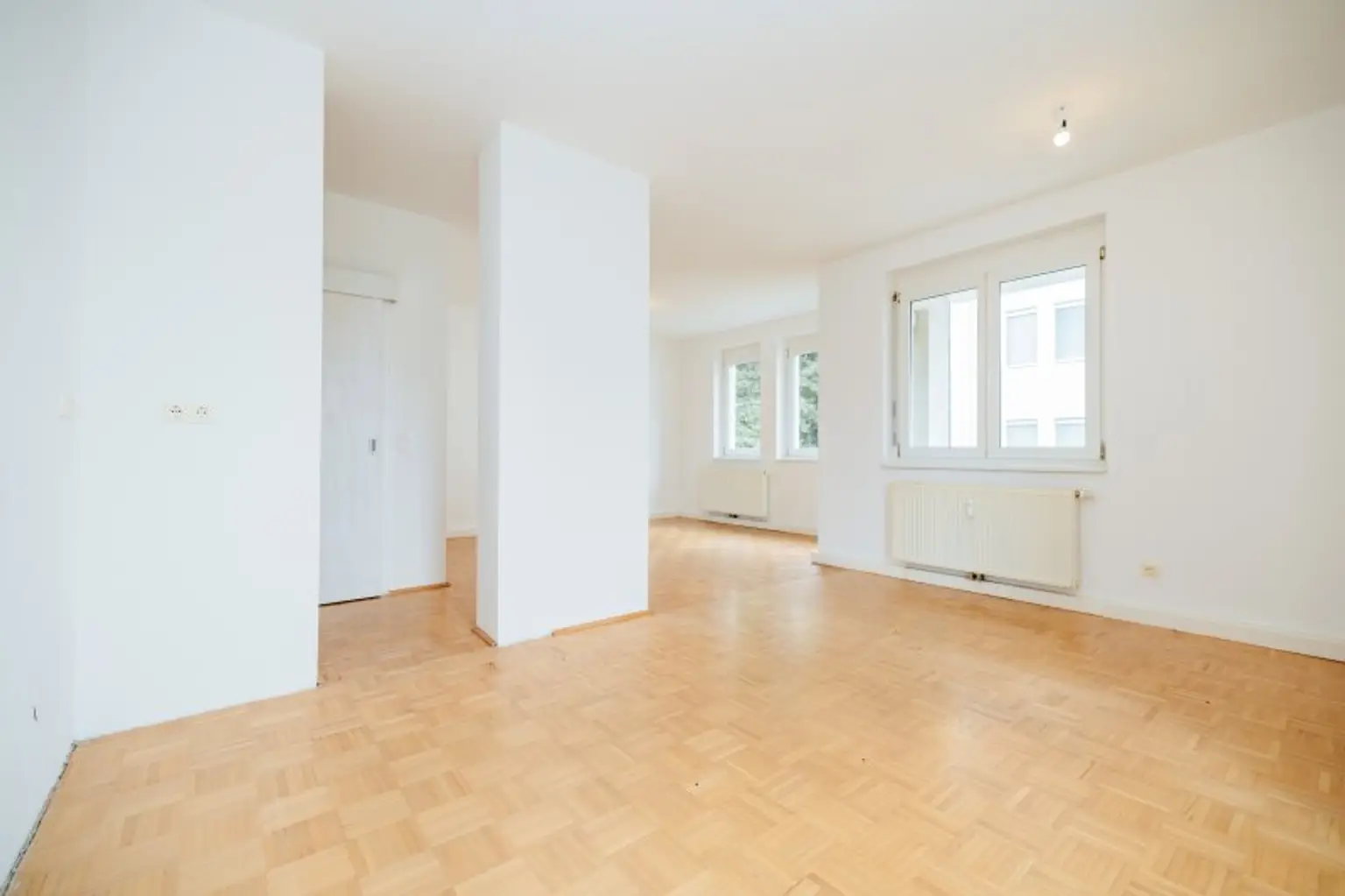 LOGGIA I LICHTDURCHFLUTET I PARKETT I ABSOLUTE RUHELAGE I BADEWANNE I AB SOFORT I PROJEKT WOHNEN I