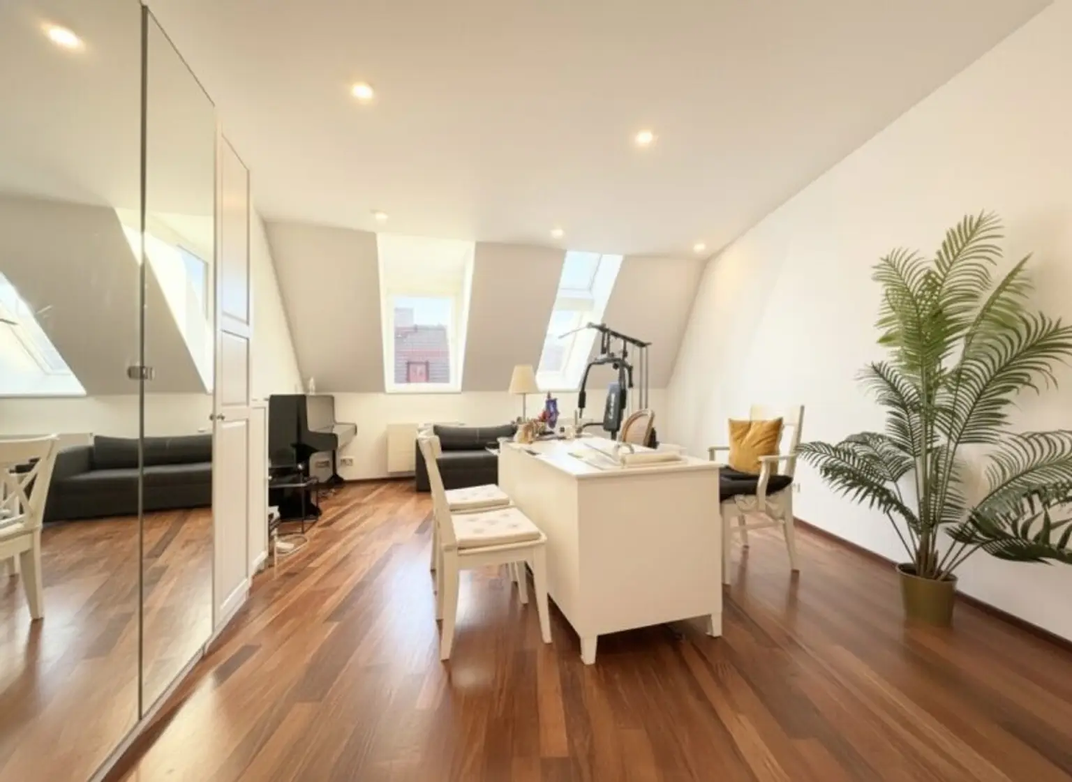 PENTHOUSE LIVING MIT PANORAMABLICK I MARIA HILFERSTRASSE I ca.100 m² TERRASSE I 7-Zimmer und 3 Bäder I U-Bahn Nähe