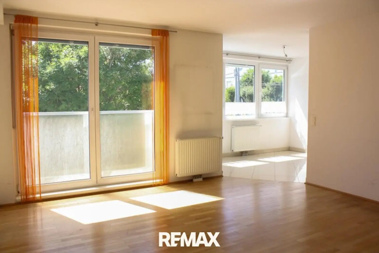 Wohnzimmer mit Blick in die Essecke