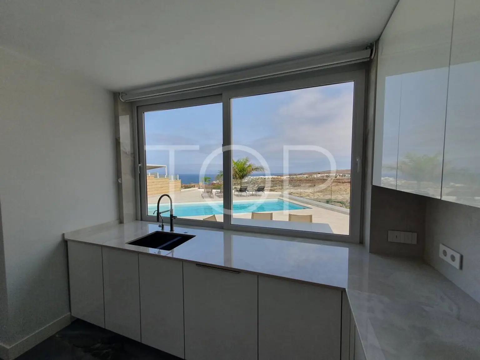 VILLA-EL-DUQUE-DORMITORIO-INDEPENDIENTE-COCINA-VISTAS-1