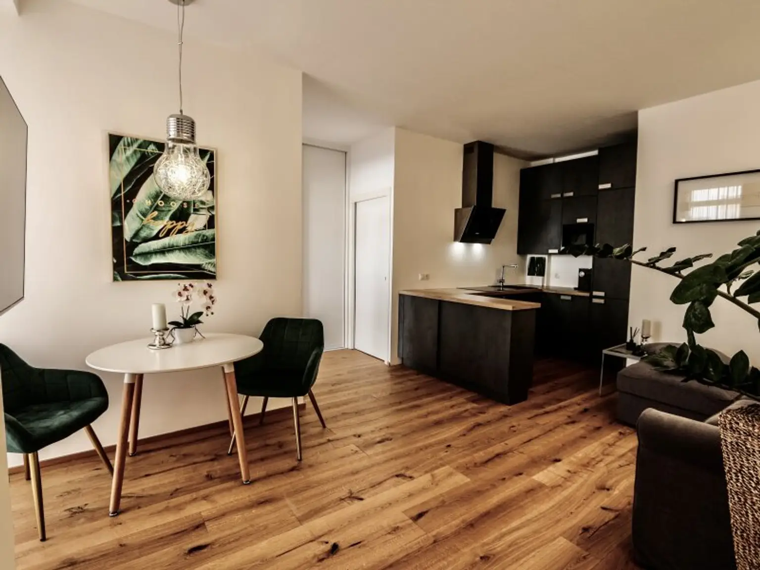 Hideaway im Innenhof - Großartige, vollmöblierte 2-Zimmer-Wohnung in klassischem Gründerzeithaus in U-Bahn-Nähe