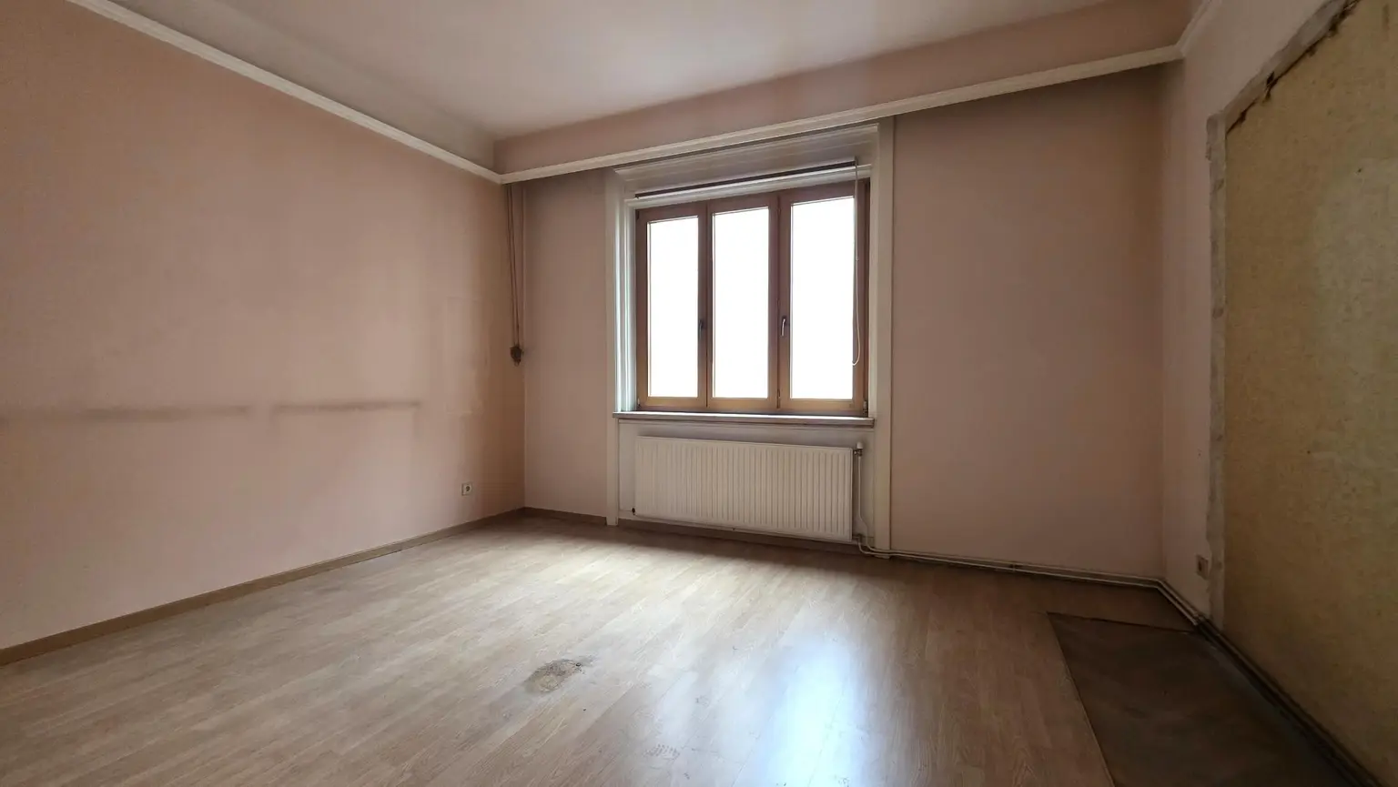 URBAN-LORITZ-PLATZ: Sanierungsbedürftige 3-Zimmer-Altbauwohnung mit Balkon