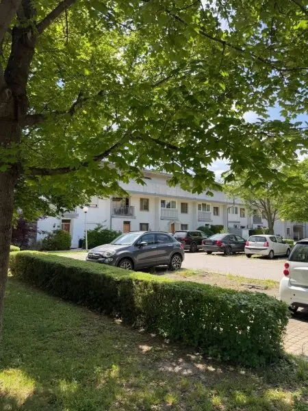 Parkplätze vor dem Haus