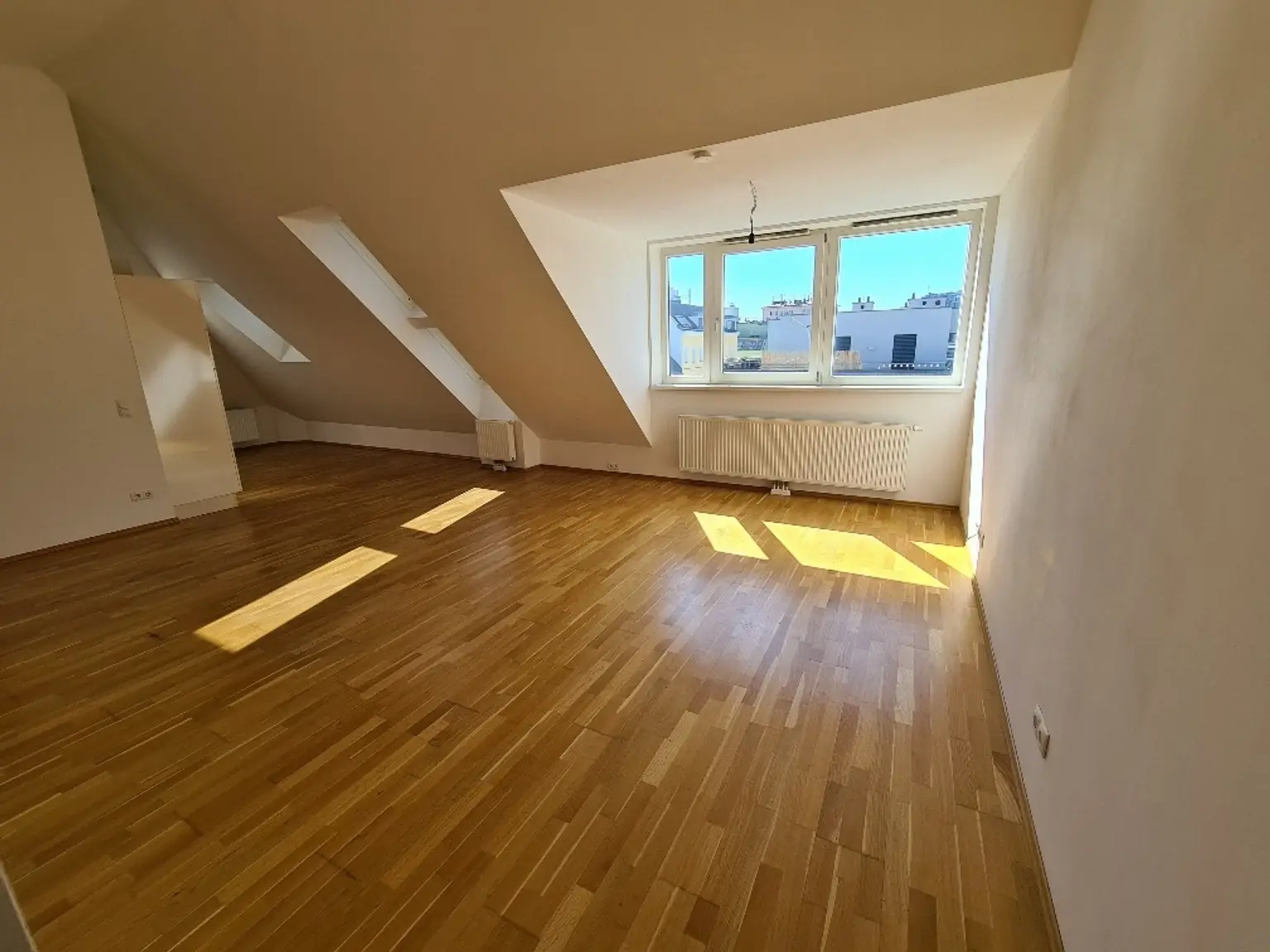 Perfekt aufgeteilte 3-Zimmer-Dachgeschosswohnung in
unmittelbarer Nähe zur Herz-Passage!