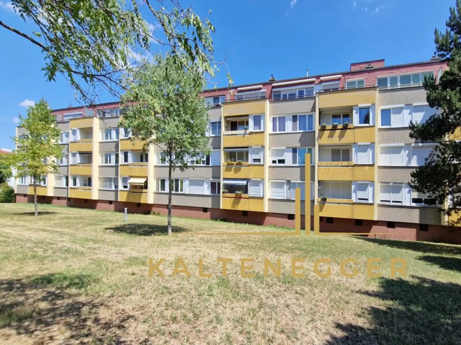 Hinteransicht der Hausanlage - Wohnung ganz oben mit Außenrollläden