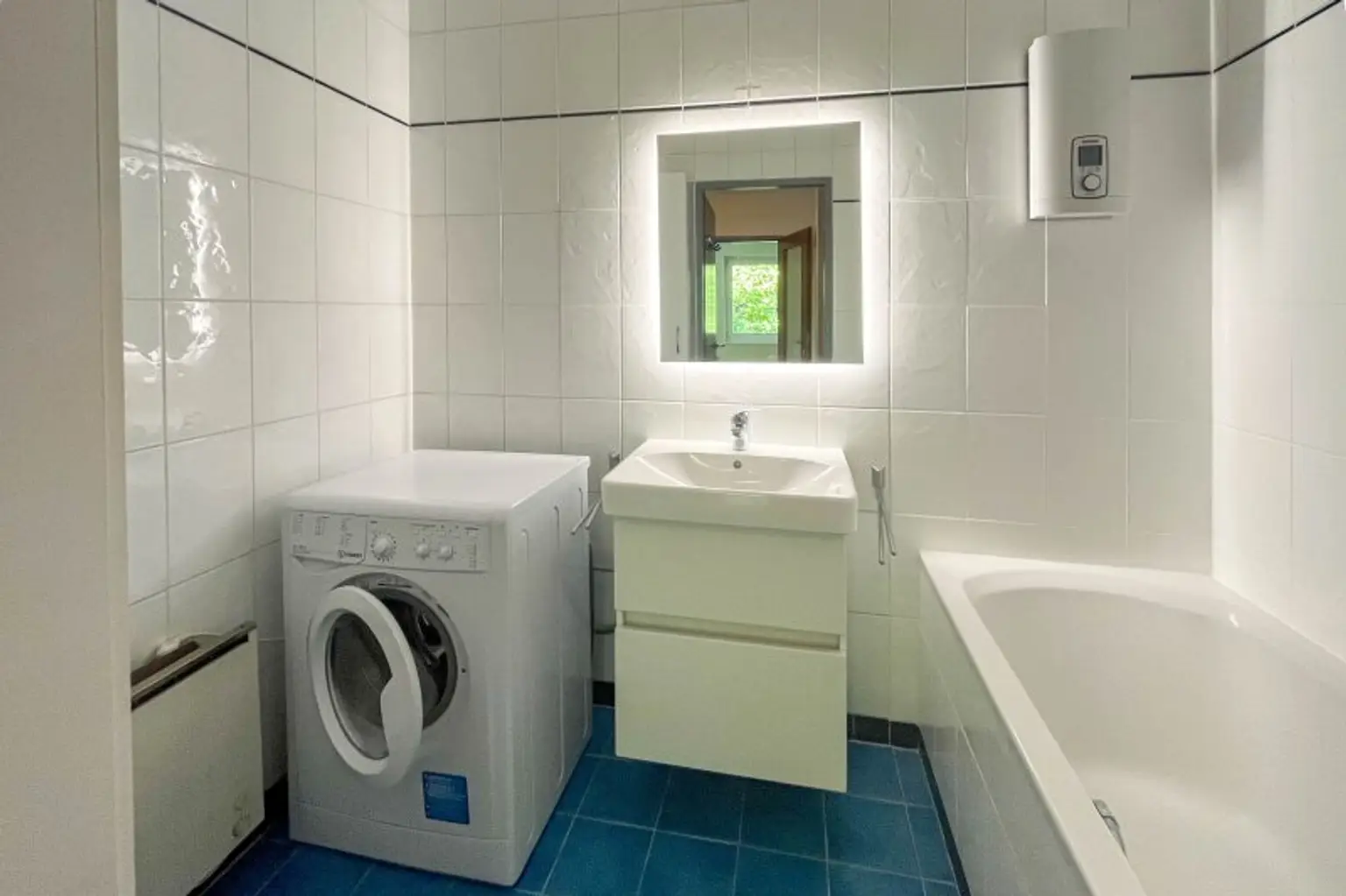 Bad mit Wanne und Waschmaschinenanschluss